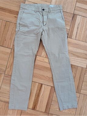 GAP Men’s Slim in Light Khaki